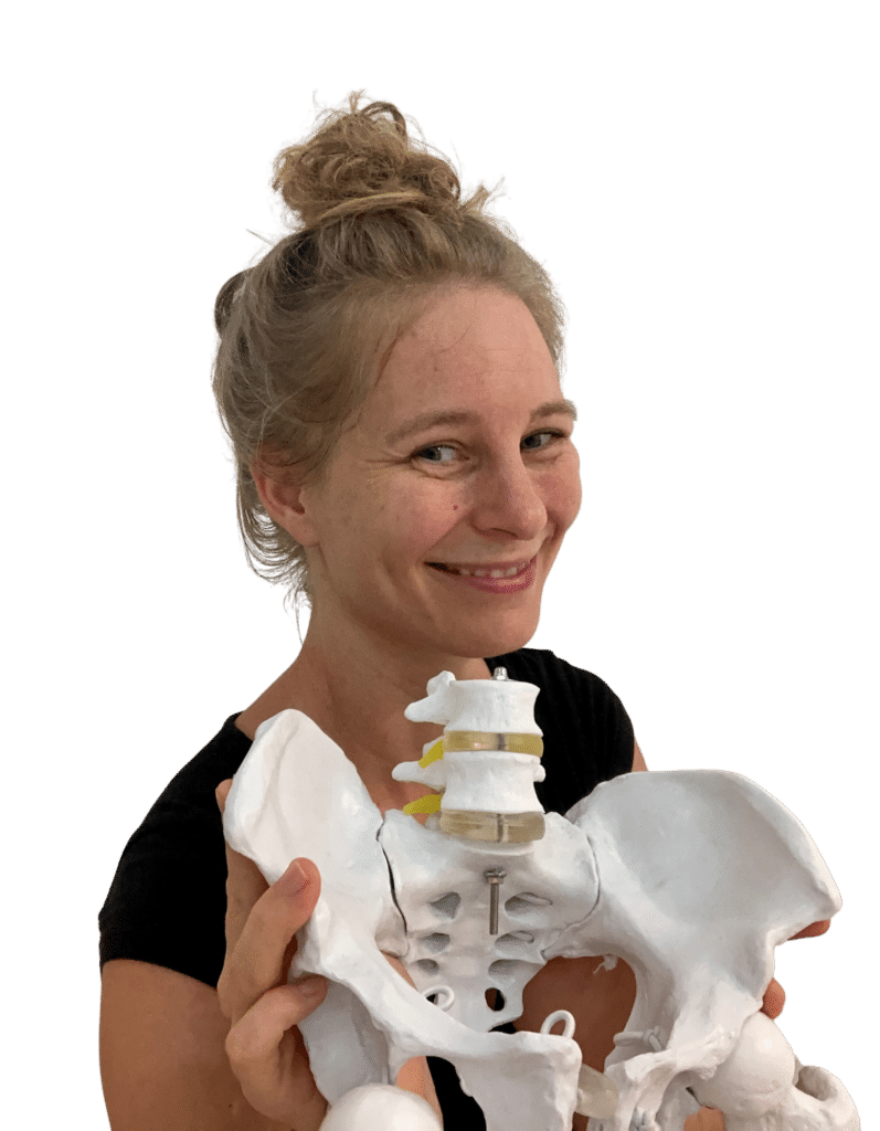 Dr. Mareike Engel holding an anatomical model of the pelvis